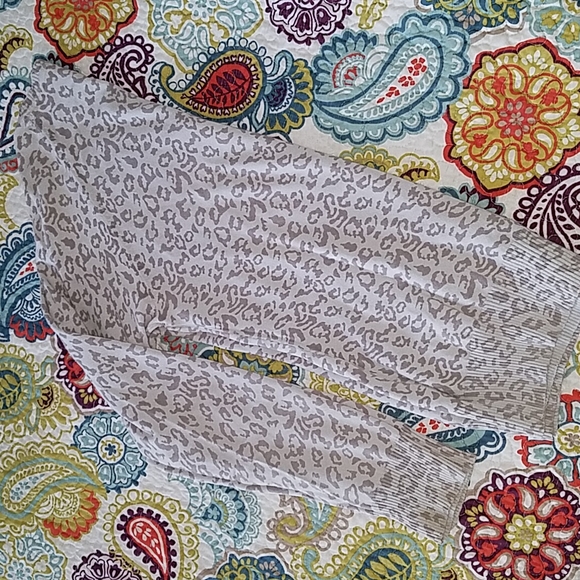 💥3 for $15💥 GAP Leopard sweater - Picture 6 of 7